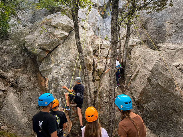 enfants escalades grimpe paroie naturel Bauduen