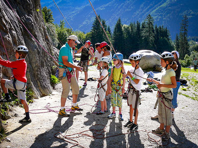 groupe d'enfants devant obstacle naturel Baudinard-sur-Verdon