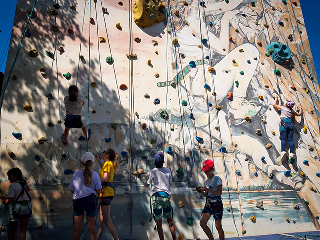 Mur escalade artificiel centre Bauduen groupe jeunes
