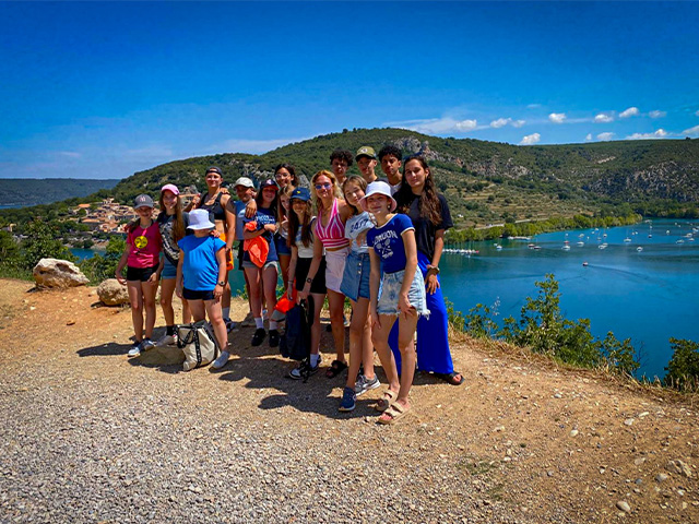 groupe enfants balade lac sainte croix bauduen été