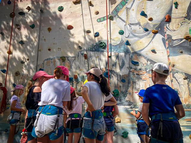 Escalade enfants bauduen paroi artificielle