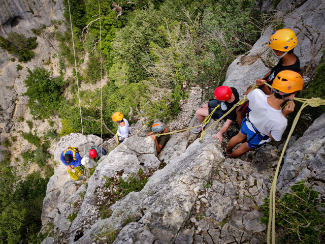 ados monte montagne sainte-victoire en groupe 