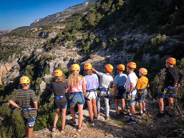 groupe jeunes devant chaîne montagneuse observe paysage du Var
