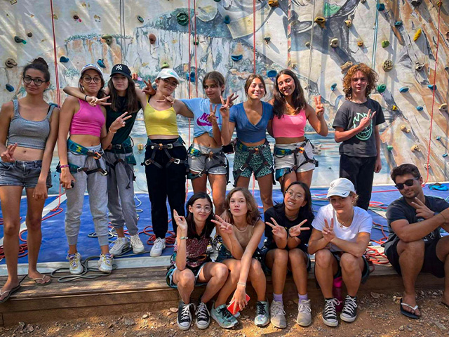 bande amis devant mur escalade soleil Bauduen