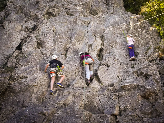 trois enfants montent montagne mont Mocrouis Bauduen