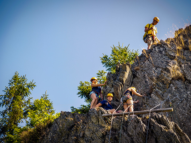 ensemble ados randonnés montagne suivent moniteur le Var