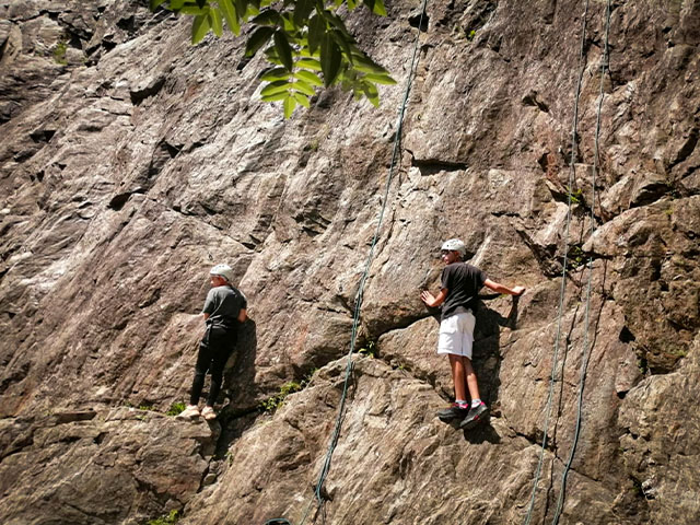 deux amis regarde sur montagne massif d'Esterel