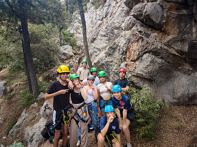 Groupe amis devant nature prêt à grimper Gorges du Verdon