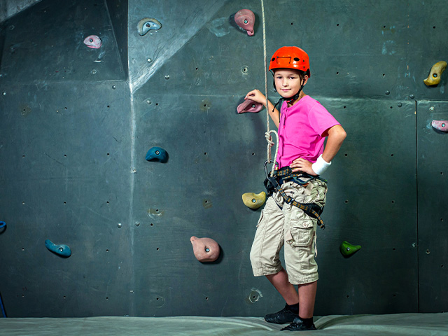 Garçon 12 ans devant mur escalade pas naturel Bauduen