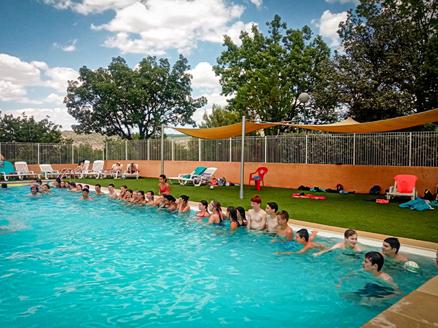 pleins ados piscine baignade soleil Bauduen