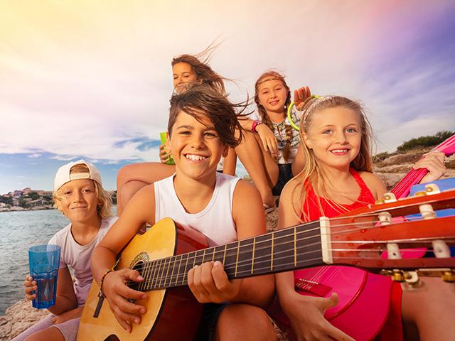 groupe ados plage soir d'été colonie de vacances