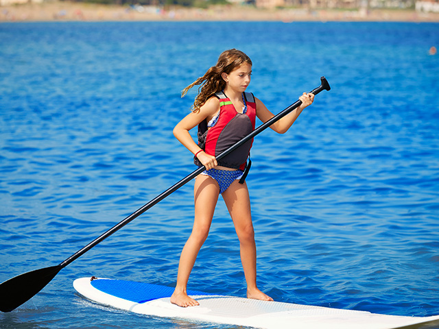 jeune adolescente faisant du stand up paddle sur la côte méditerrannée