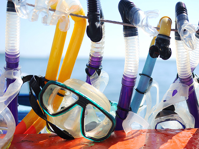 masques et tubas en session snorkeling colo de vacances jeunes ados