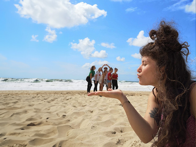 groupe ados et animatrice colonie de vacances plage été