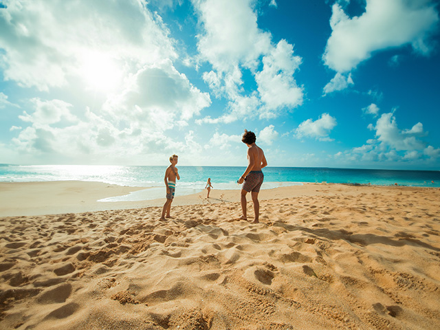 ados jouant a la plage bord de mer été colonie de vacances