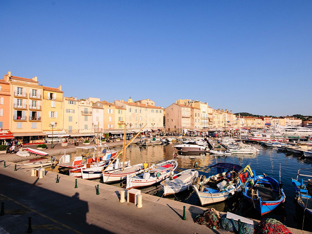 vue panoramique sur la ville de saint Tropez et son port en plein été