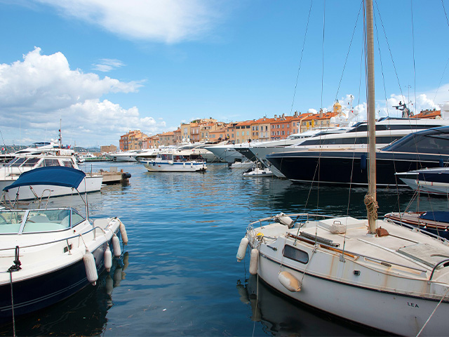 vue sur le port de saint tropez en colonie de vacances sur la côte d'azur