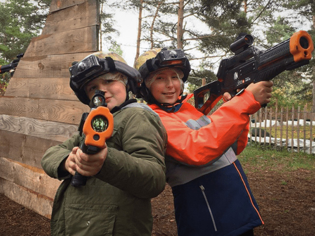 deux jeunes dos à dos lors d'une session laser game en auvergne cet été