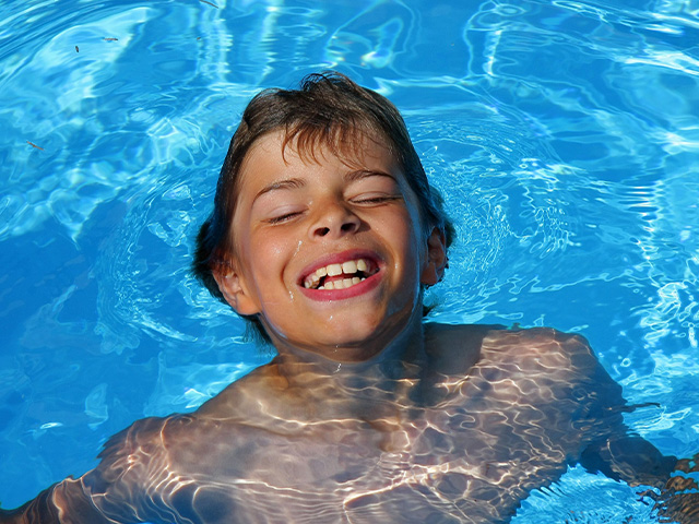 jeune ado dans une piscine colo été à montjoyeux