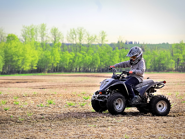 session quad sur terrain adapté lors d'un séjour sportif à montjoyeux