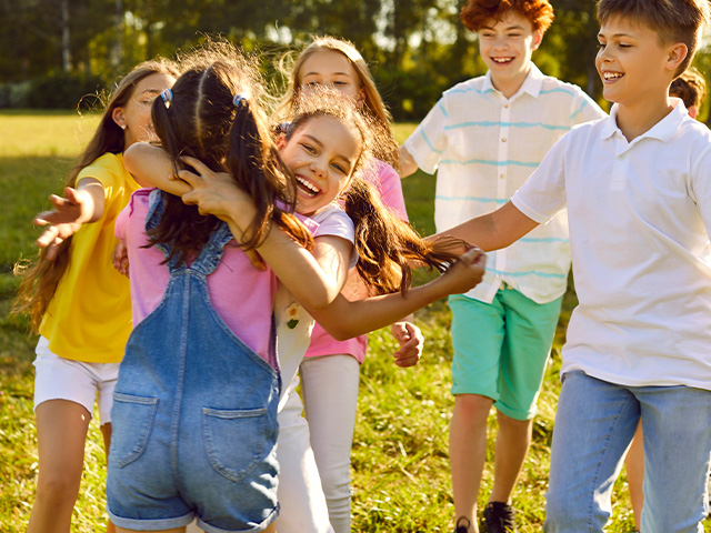 jeunes ados s'amusant dans la nature en colonie de vacances cet été