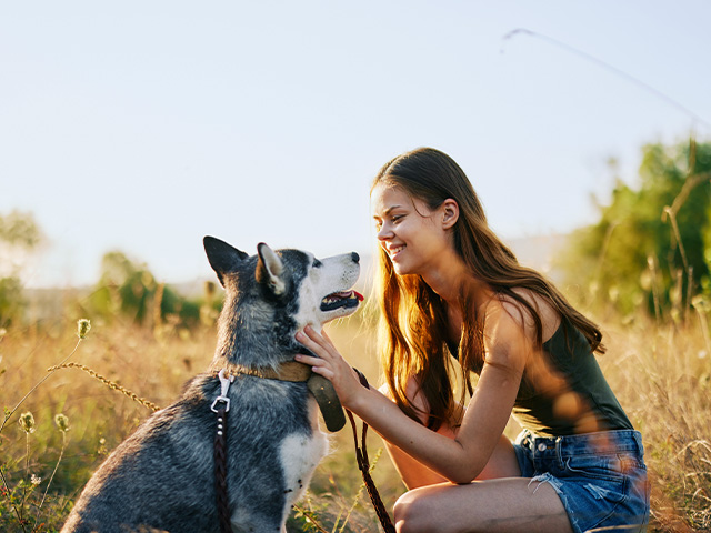 jeune fille et un chien de traîneau lors d'une session canirandonnée