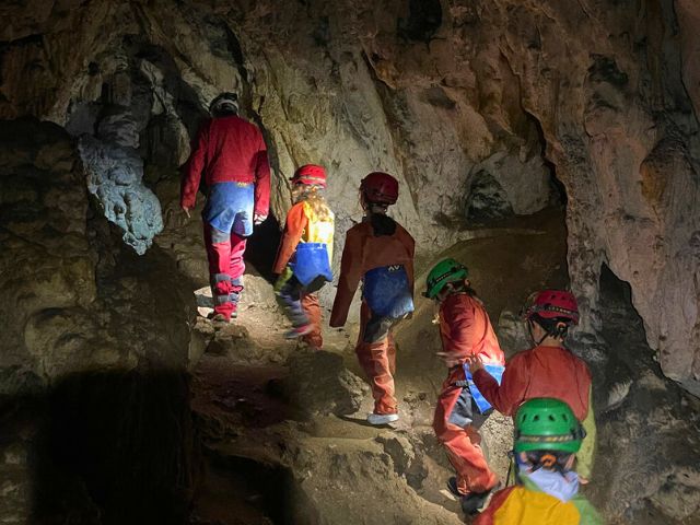 Les pré ados en activité spéléologie cet été