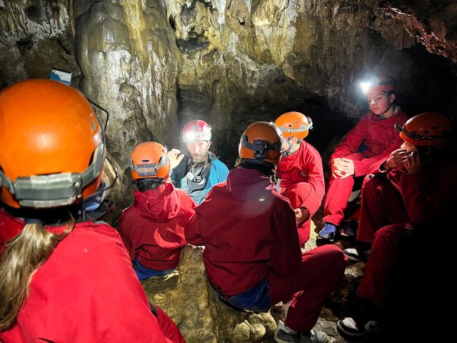 Activité spéléologie cet été en colo de vacances