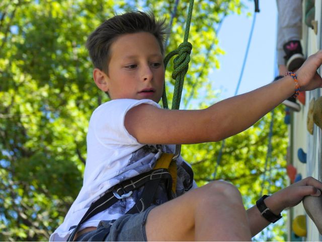 Enfant en colo de vacances escalade cet été à Bauduen