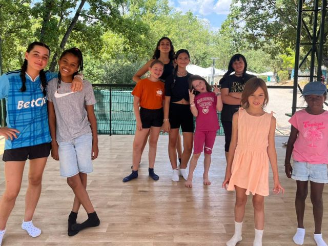 Groupe de danse en colo de vacances à Bauduen cet été