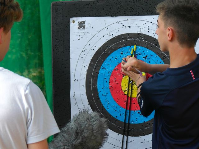 Activité tir à l'arc en colo de vacances escalade cet été à Bauduen dans le sud de la France