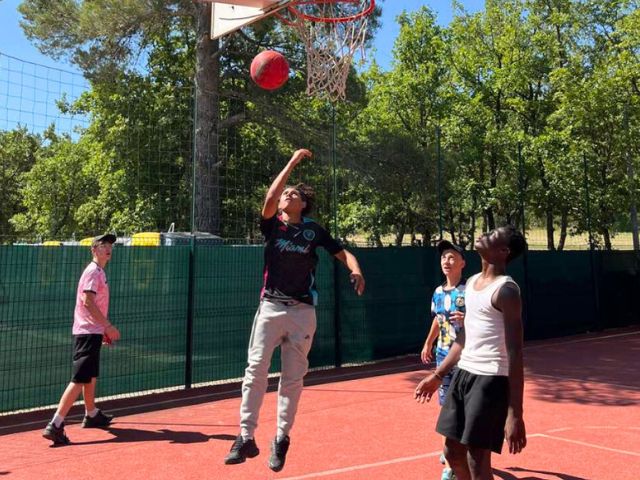 Activité sports collectifs en colonie de vacances dans le Var 