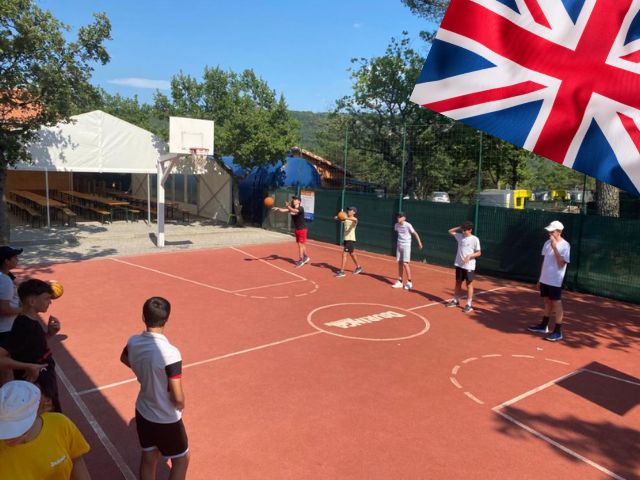 Terrain sports collectifs à Bauduen où les jeunes sont en séjour spécial anglais et multi activités