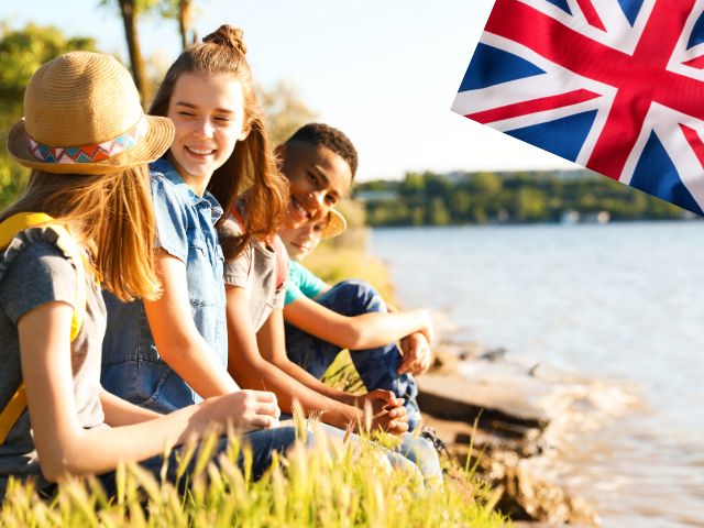 Groupe d'ados en colo de vacances à Bauduen spéciale anglais et multi activités