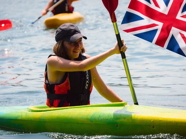 Ado qui fait du kayak en colo de vacances spéciale anglais et multi activités à Bauduen cet été