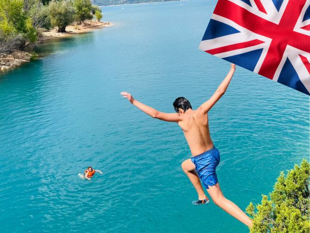 Jeune garçon en colo de vacances multi activités à Bauduen qui saute dans le lac de ste croix
