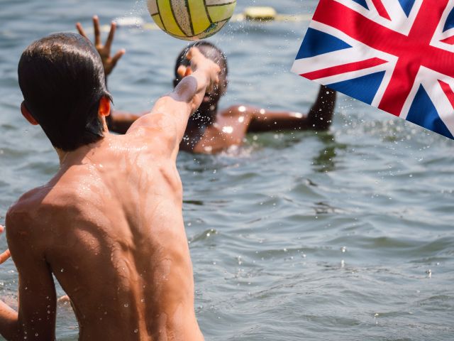 Jeunes qui se baignent en séjour à Bauduen dans le sud de la France