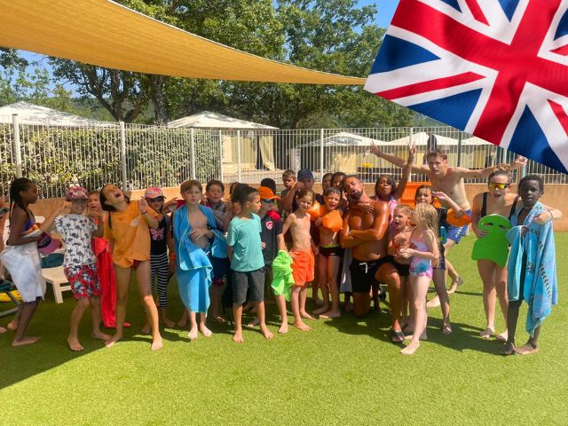 Groupe de jeunes en colo de vacances anglais et multi activités à Bauduen cet été