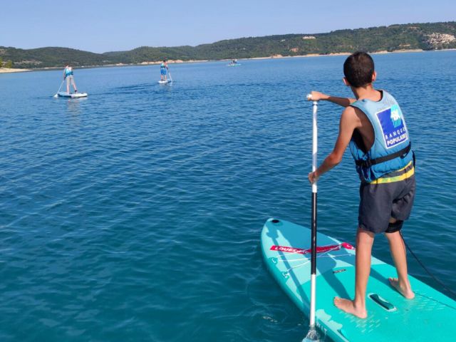 Jeune garçon en colonie de vacances multi activités cet été à Bauduen 