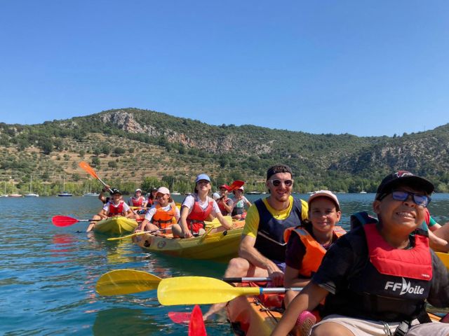 Activité kayak en colo de vacances cet été à Bauduen dans le sud de la France