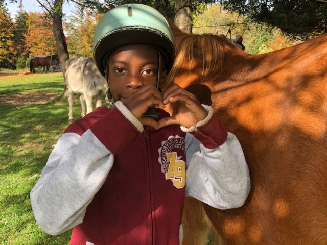 Jeune garçon en colo de vacances cet été