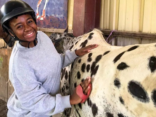 Jeune fille en colonie de vacances Equitation cet été à St Jean St Nicolas cet été
