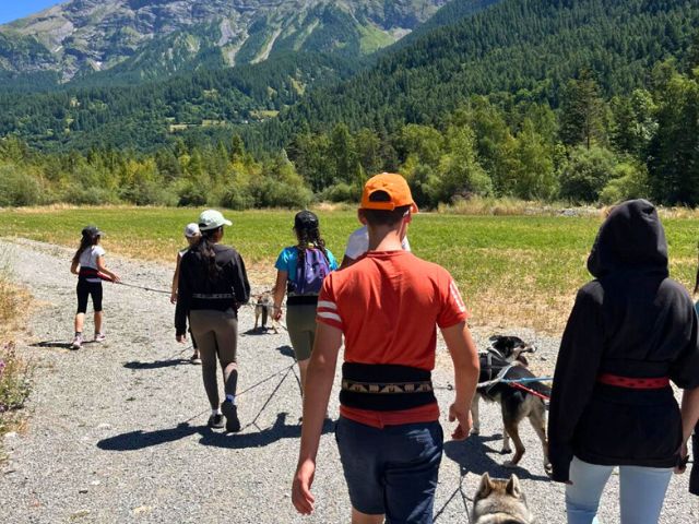 Activité cani randonnée en colonie de vacances Equitation pour ados à st Jean St Nicolas cet été
