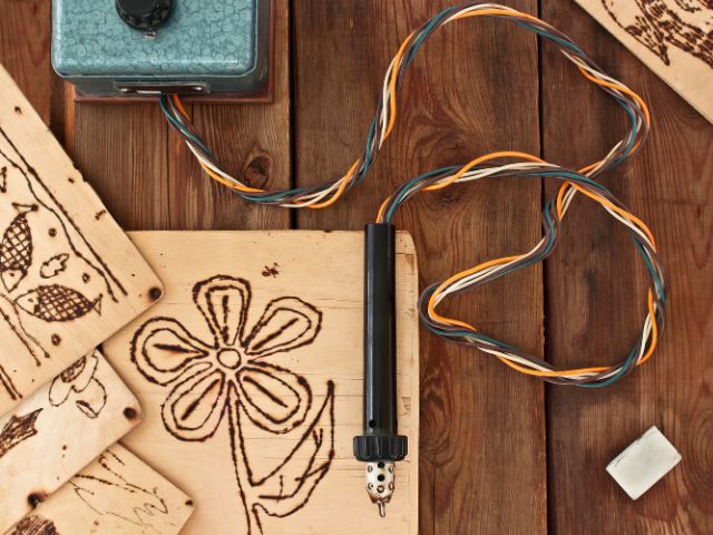 Activité pyrogravure cet été à St Jean St Nicolas en colo