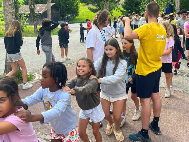 Enfants en colonie de vacances à Hauteluce cet été