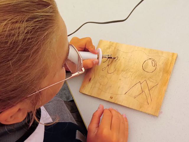 Activité pyrogravure en colo de vacances à Hauteluce cet été