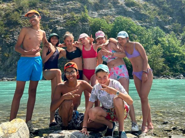 Photo de groupe en colonie de vacances à la montagne à St Jean St Nicolas