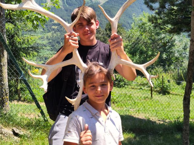 Jeune garcon qui s'amuse en colo de vacances à Vassieux