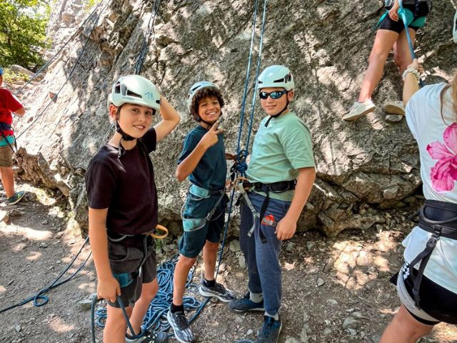 Jeunes qui font de l'escalade en colo cet été