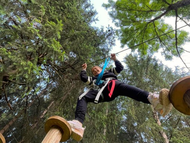 Parcours aventure en colo de vacances à Monistrol cet été